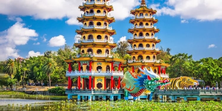 Đầm Liên Trì - Địa điểm hành hương nổi tiếng tại Đài Loan 