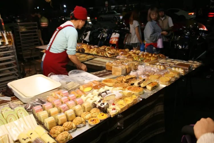 Đa dạng các món ăn vặt hấp dẫn tại chợ đêm Ruifeng