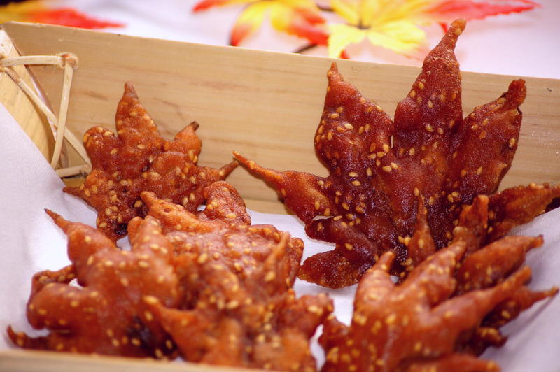 bánh tempura momiji chỉ làm được khi có lá phong đỏ vừa rụng bánh tempura momiji chỉ làm được khi có lá phong đỏ vừa rụng