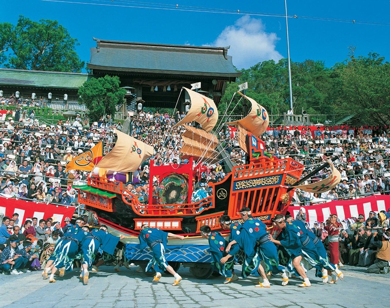 múa rồng ở lễ hội nagasaki kunchi diễn ra vào mùa thu ở nhật bản