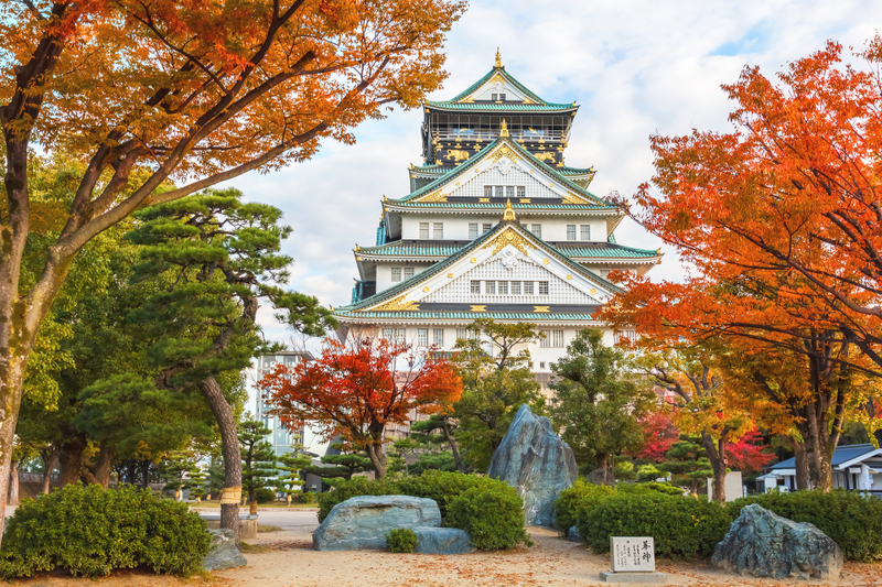 mùa thu nhật bản khuôn viên lâu đài osaka chuyển sắc vàng đỏ