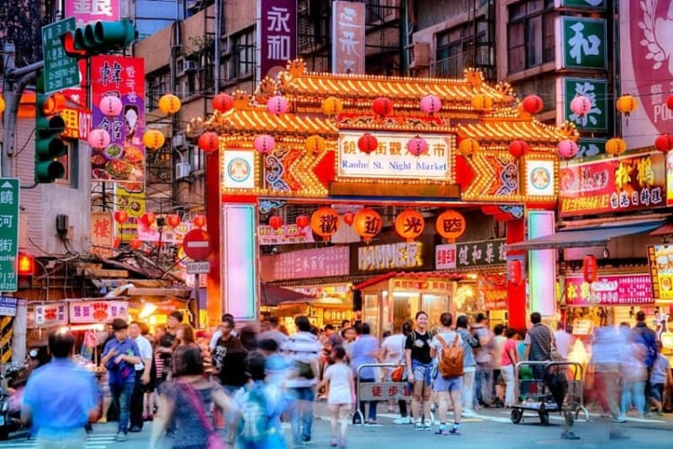 Ẩm thực đặc sắc và không khí náo nhiệt tại chợ đêm Phùng Giáp 