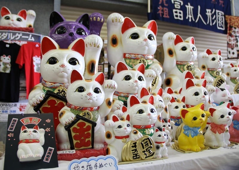 mèo thần tài maneki neko là biểu tượng văn hóa tại nhật bản 