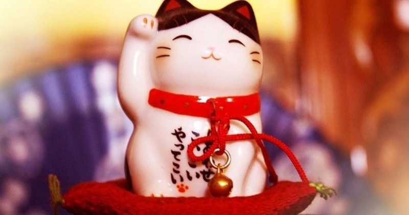 dáng tay giơ lên của mèo thần tài maneki neko