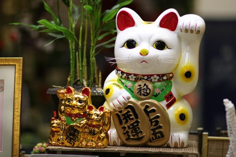 mèo maneki neko cầm đồng xu koban
