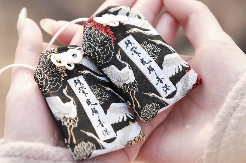 bùa cầu may omamori màu đen dùng để tránh tà