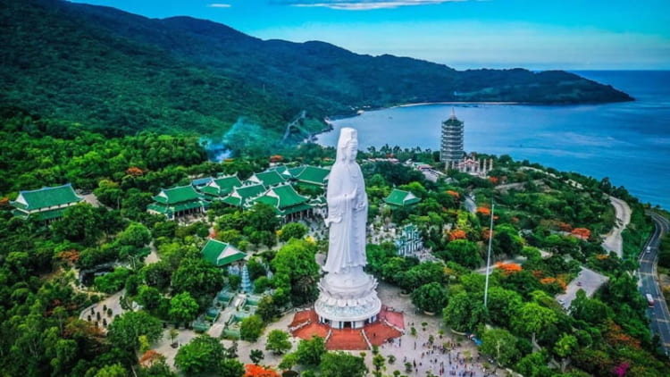 Bán đảo Sơn Trà với không gian xanh mát và kỳ vĩ