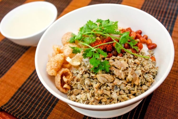 Cơm hến - đặc sản Huế đầy hấp dẫn mang đến hương vị khó quên  