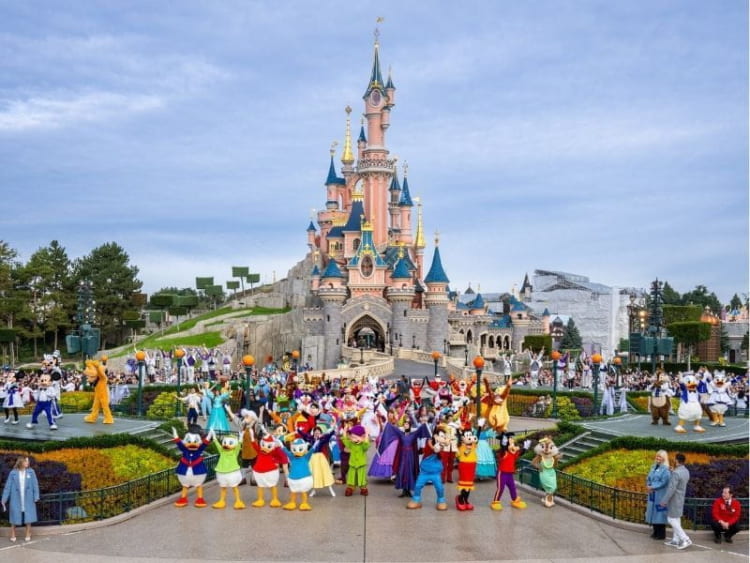 Disneyland Paris đầy vui nhộn mở ra một thế giới cổ tích đầy sắc màu 