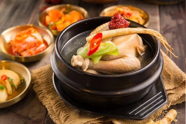 Gà hầm sâm Samgyetang đầy dinh dưỡng giúp phục hồi thể lực 