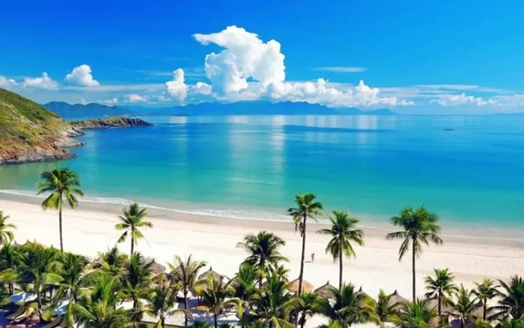Bãi biển Mỹ Khê với biển xanh, cát trắng, nắng vàng 