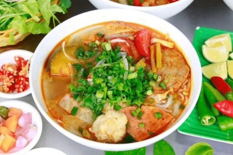 Bún chả cá đầy thu hút với nguồn nguyên liệu tươi sống 