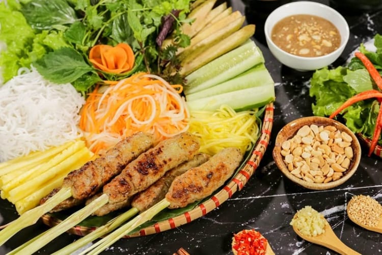 Nem lụi Huế món ăn với hương vị đặc trưng khó tả 