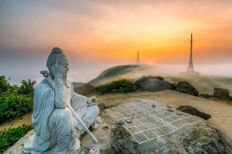 Khung cảnh núi non hùng vĩ tại đỉnh Bàn Cờ