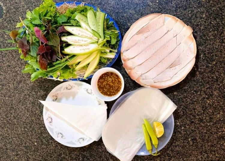 Tinh hoa ẩm thực được gói gọn trong món bánh tráng cuốn thịt heo 