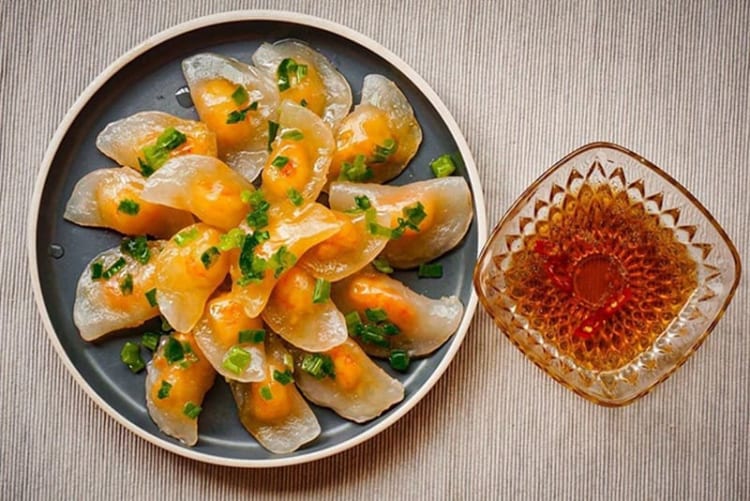 Bánh bột lọc nổi bật với lớp vỏ mỏng, dai mềm 