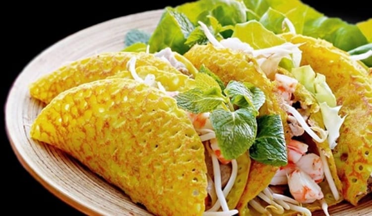 Bánh xèo giòn rụm với lớp vỏ vàng ươm 