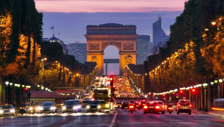 Đại lộ Champs Elysées đầy xa hoa và sang trọng 