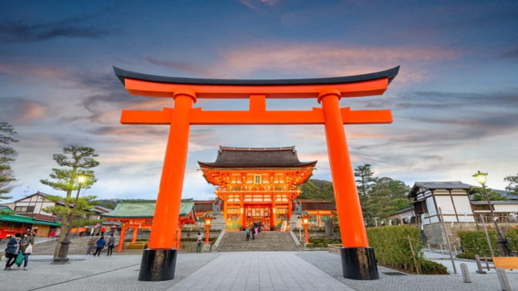 Fushimi Inari nổi bật với hàng nghìn cổng torii đỏ rực 