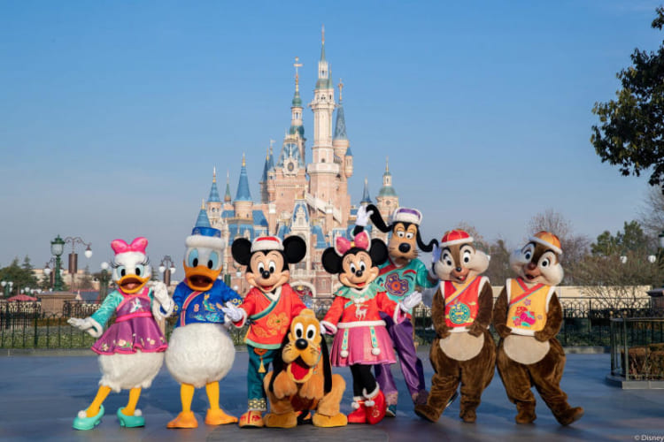Bắt đầu hành trình khám phá tại đại lộ Mickey 