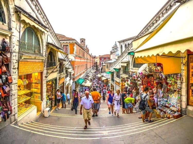 Con phố nhỏ đầy nhộn nhịp với nhiều cửa hàng thời trang đặc sắc tại Venice