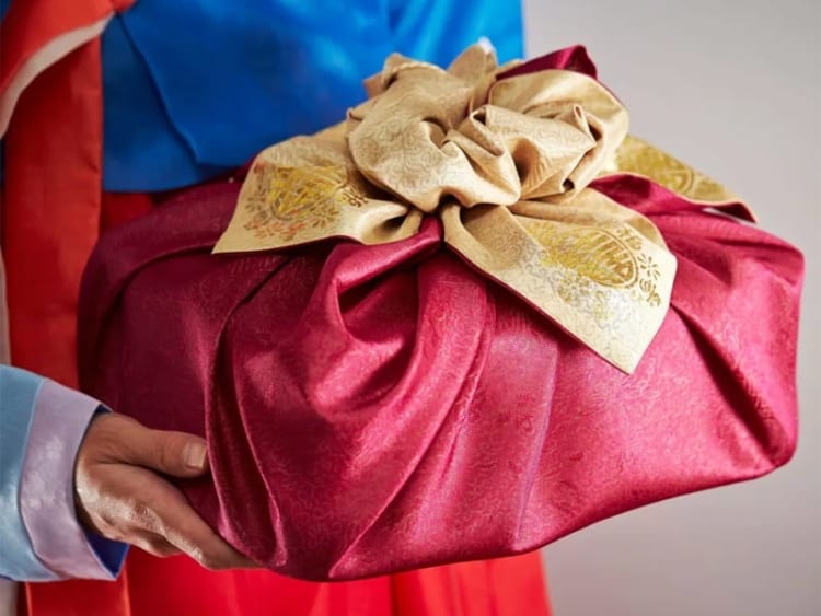Bạn nên chọn giấy gói vàng hoặc đỏ vì đây được xem là màu may mắn 