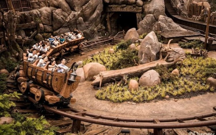 Fantasyland nổi bật với tàu lượn siêu tốc đưa du khách vào thế giới cổ tích sống động