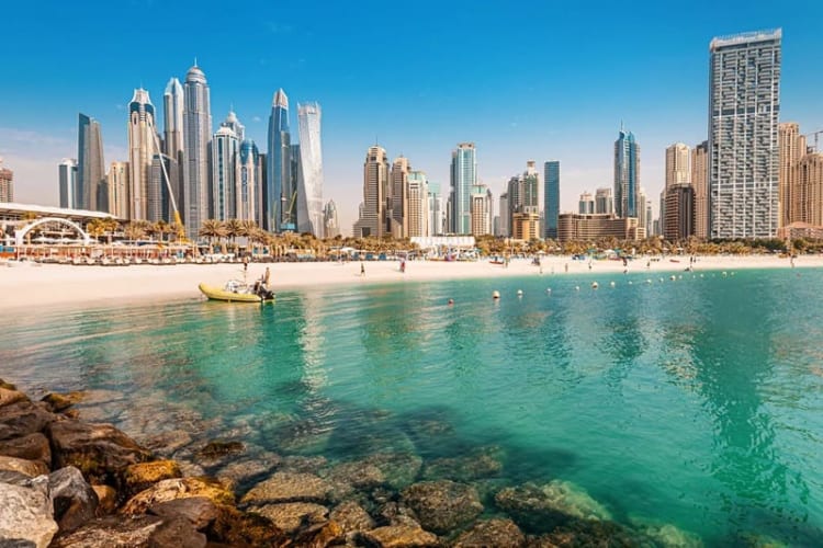 Làn nước trong xanh tại bãi biển Dubai 