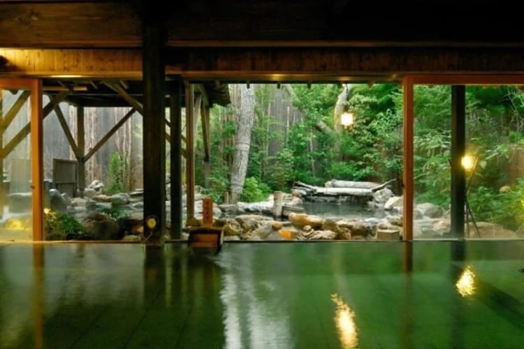 Tắm Onsen là hoạt động mà du khách nhất định phải thử 