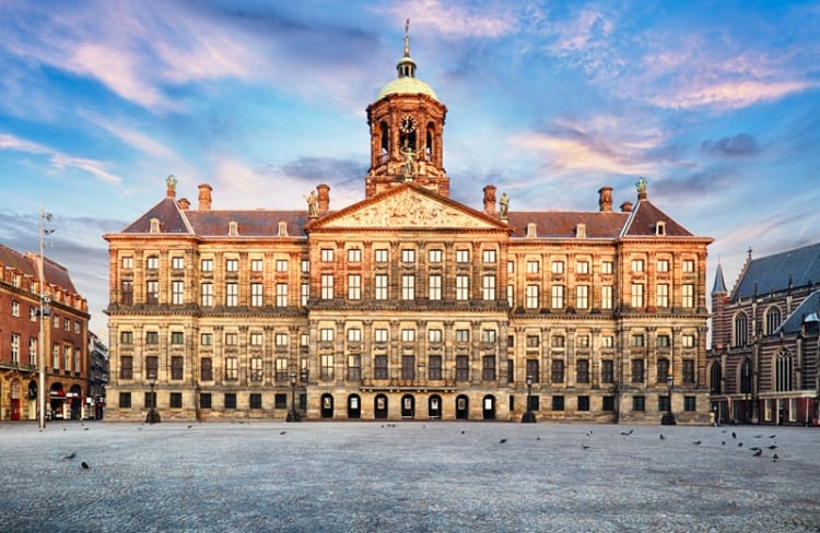 Cung điện Hoàng gia Amsterdam với vẻ đẹp cổ kính 