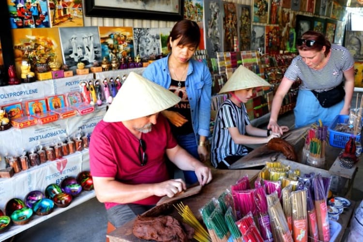 Tận tay làm nên những bó trầm hương và lắng nghe những câu chuyện truyền cảm hứng 