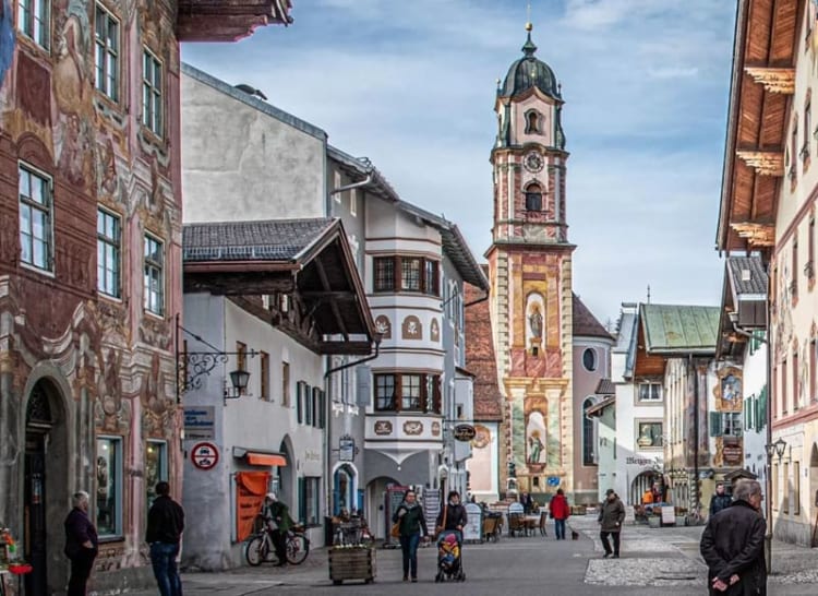 Nước Đức thu nhỏ tại Mittenwald với nhiều mặt hàng thủ công được bày bán 