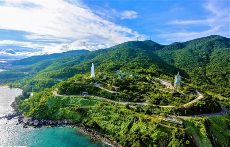 Bán đảo Sơn Trà nổi tiếng với vẻ đẹp hiếm có đầy tươi xanh