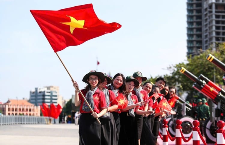 Gợi ý trang phục thoải mái khi xem diễu binh, diễu hành dịp lễ 2/9