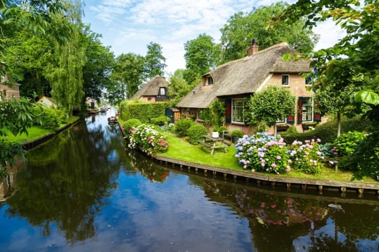 Làng cổ tích Giethoorn đầy yên tĩnh và trong lành tách biệt hẳn với thế giới ngoài kia