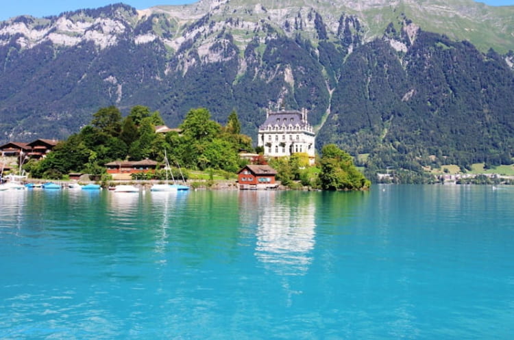 Hồ Brienz yên bình thích hợp để du khách nạp năng lượng sau bộn về cuộc sống
