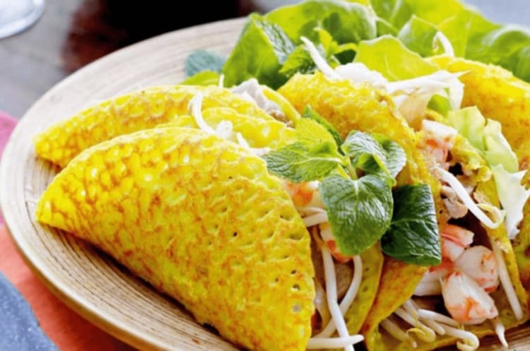 Bánh khoái với màu vàng đặc trưng đầy hấp dẫn 