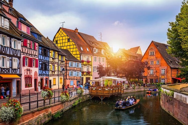 Làng cổ Colmar nổi bật với những ngôi nhà đầy màu sắc