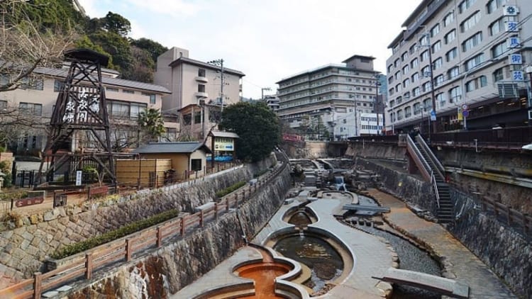Thả mình dưới dòng suối nóng đầy thư giãn tại Arima Onsen 