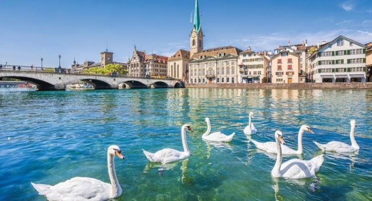 Làn nước trong xanh, mặt hồ phẳng lặng đầy yên bình tại hồ Zurich 