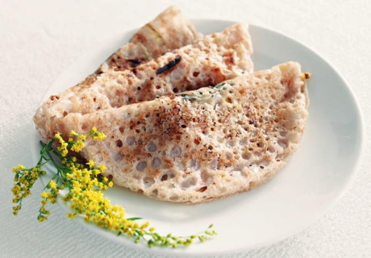 Bánh xèo Quảng Bình độc lạ với màu đỏ từ gạo lứt đặc trưng 