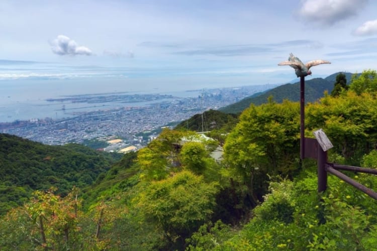 Du khách có thể nhìn toàn cảnh thành phố từ núi Rokko 