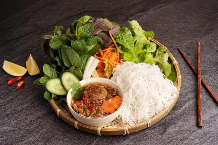 Bún chả đầy thơm ngon với hương vị đặc trưng 
