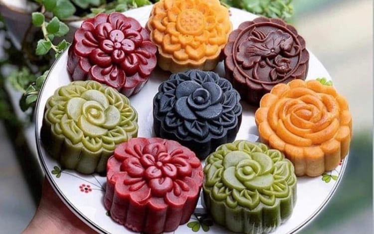 Cùng nhau thưởng thức bánh trung thu dưới ánh trăng tròn đầy gắn kết 