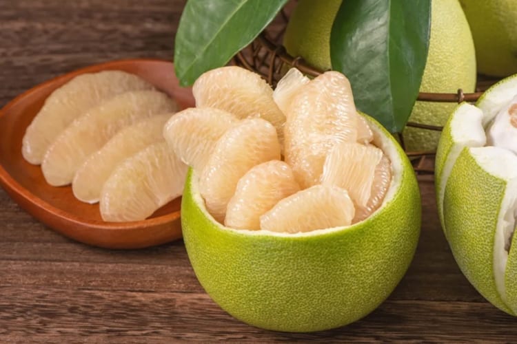 Ăn bưởi cũng như cách cầu chúc cho mọi người luôn mạnh khỏe, bình an 