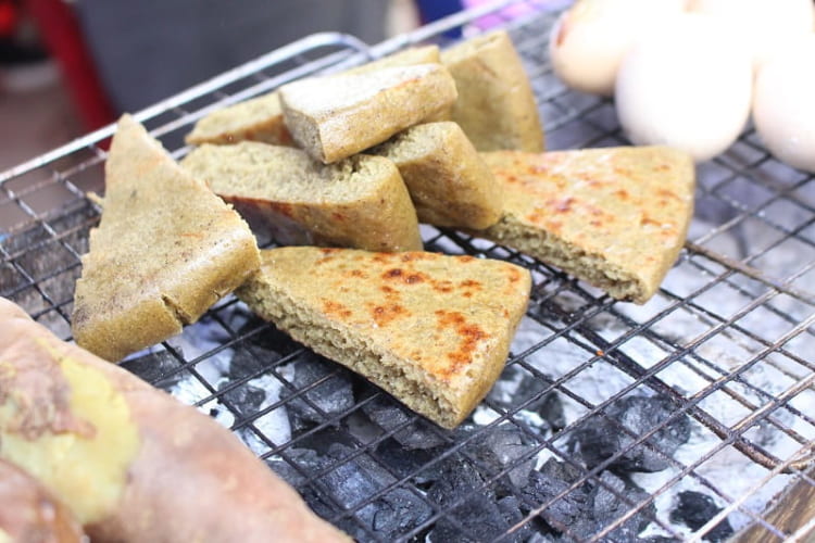 Bánh tam giác mạch đầy thơm ngon thích hợp làm quà cho người thân
