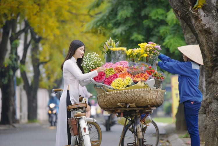Những gánh hàng rong đầy đủ sắc màu chở cả mùa thu Hà Nội 