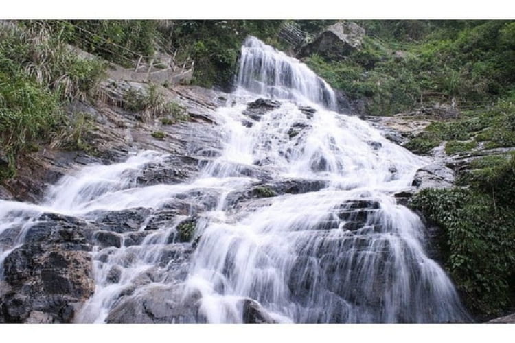 Thác bạc tựa như một dải lụa mềm mại trắng xóa