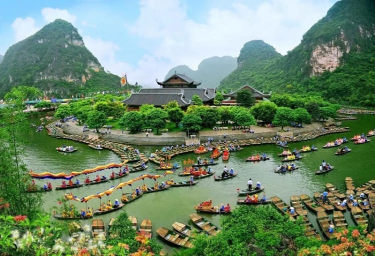 Ninh Bình với vẻ đẹp hùng vĩ của núi non trùng đẹp và sông nước hiền hòa 
