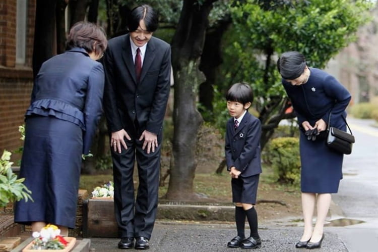 Văn hóa giao tiếp của người Nhật được thể hiện qua từng chi tiết nhỏ 